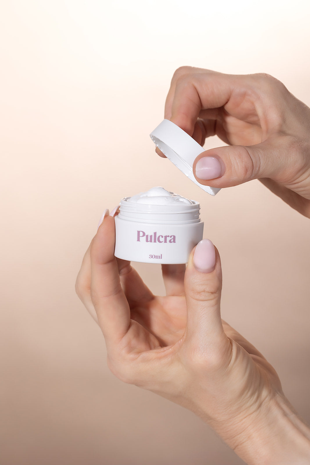 Refillable and reusable travel containers and jars for beauty and cosmetic products. 