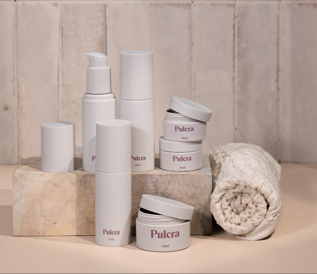 Refillable travel set carry-on approved bottles and jars, TSA approved refillable travel containers for beauty and cosmetic products.