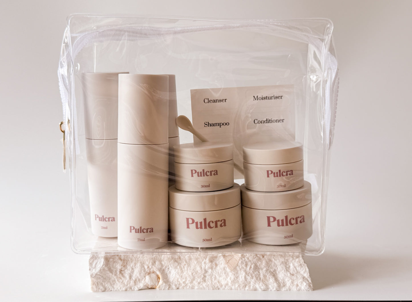 Refillable travel set in colour milk, for all beauty and cosmetic products when travelling. 